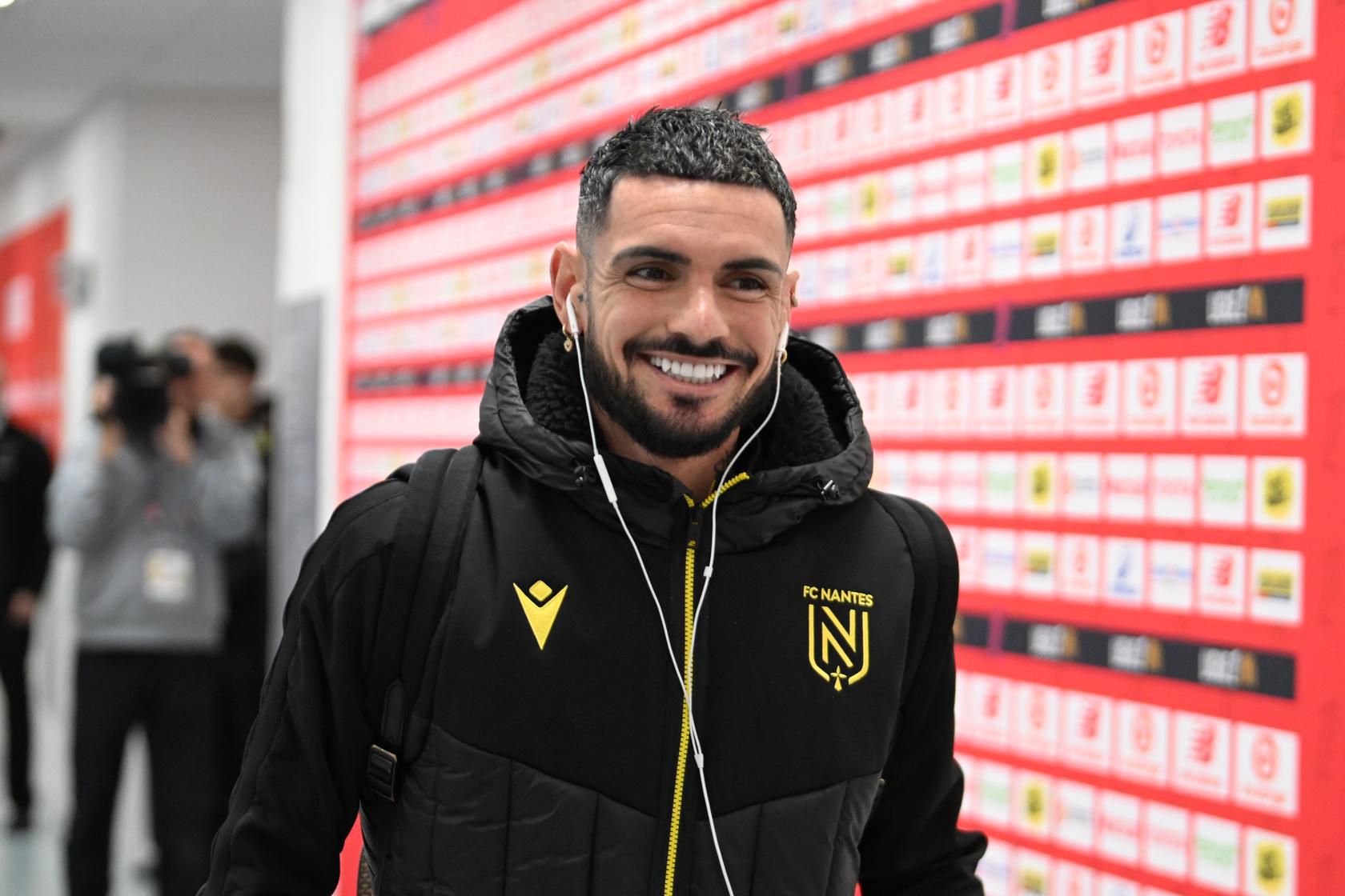 Rémy Cabella souriant en zone mixte après un match