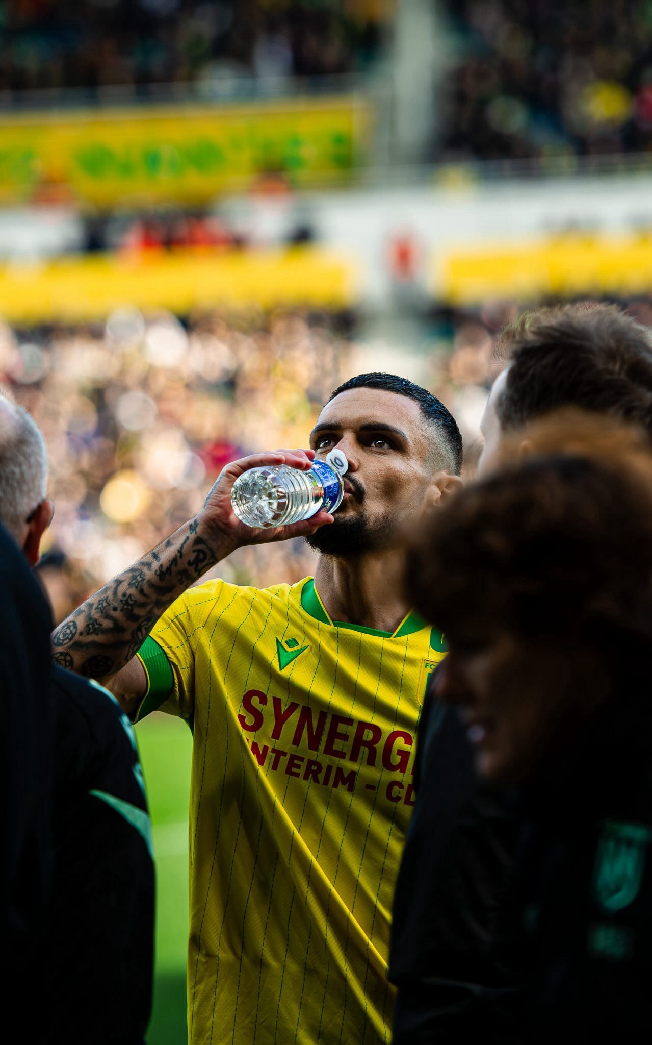 Rémy Cabella boit de l'eau pendant un match