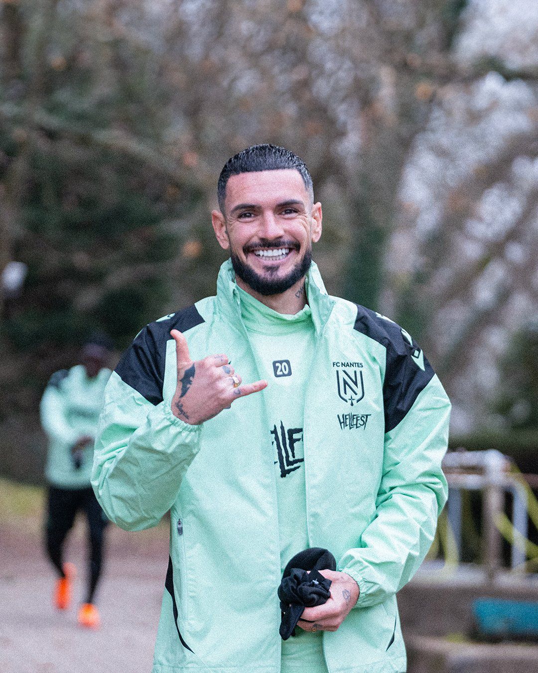 Rémy Cabella souriant avec le signe shaka à l'entraînement
